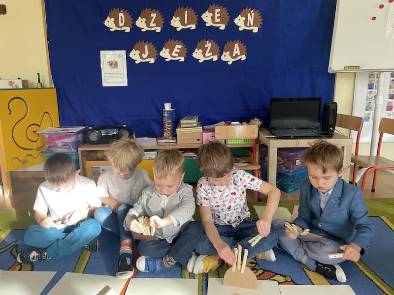 Dzień Jeża - warsztaty : lepienie jeża z masy solnej