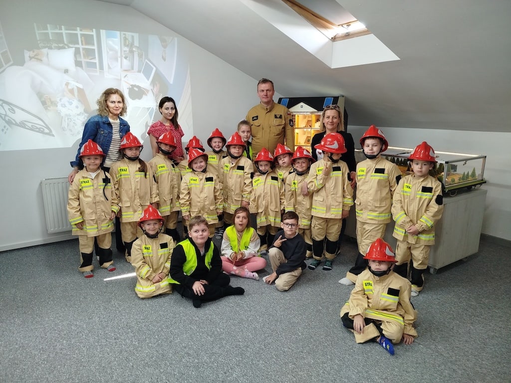 Motylki zwiedzają strażnicę Jednostki Ratowniczo-Gaśniczej nr 2 w Koninie