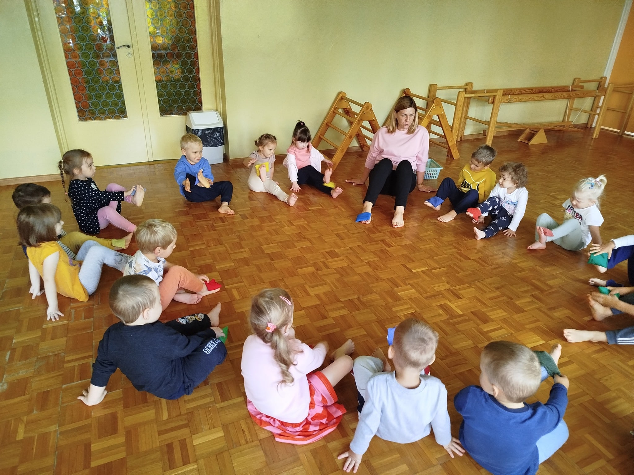 Maluszki uczą się wzajemnych relacji i pomocy podczas zabaw