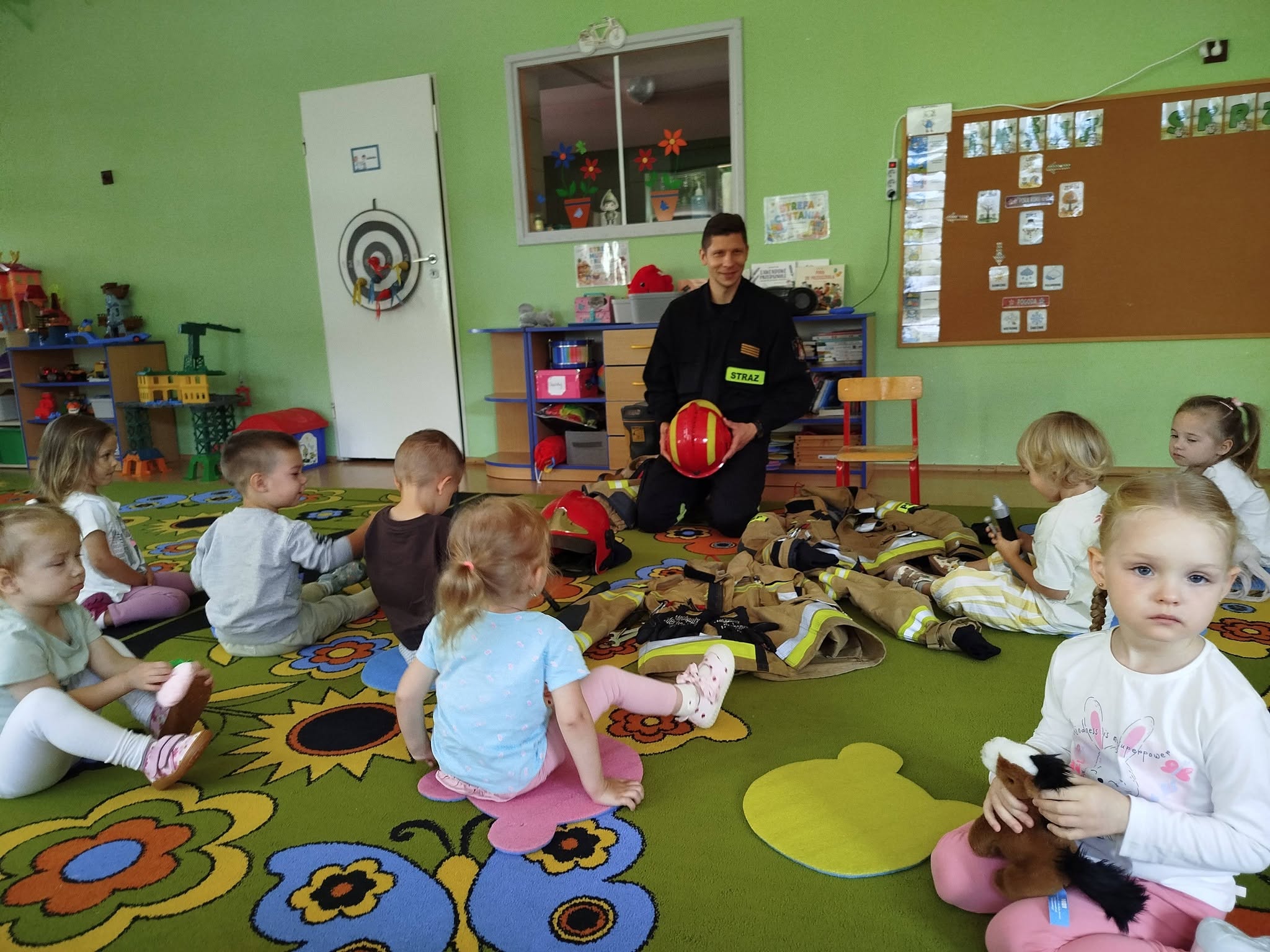 Spotkanie z tatą Leona z okazji jego urodzin- poznanie zawodu strażaka.